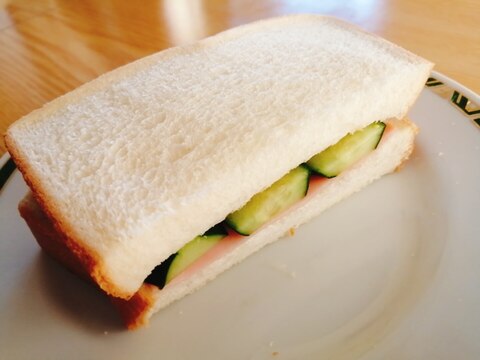 ハムときゅうりのサンドイッチ